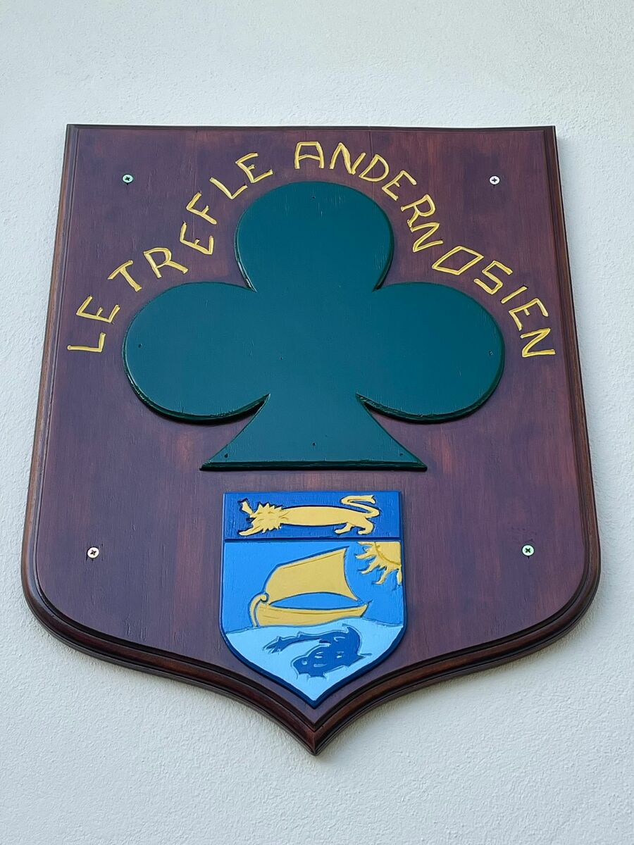 Ecusson du Trèfle remis à neuf